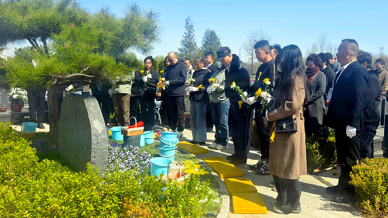 让思念在花香中永恒 | 万桐园举行第二届花坛生态葬集体安葬仪式